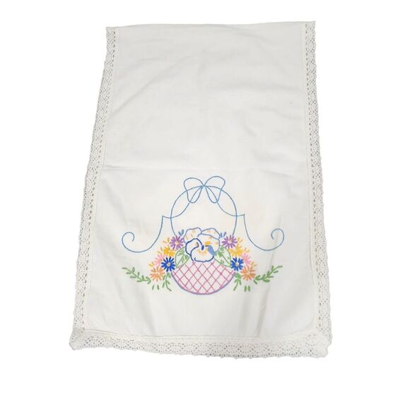 VTG TABLE RUNNER GARDEN BASKET FLORAL EMBROIDERED DRESSER SCARF ESTATE MCM - Picture 1 of 5